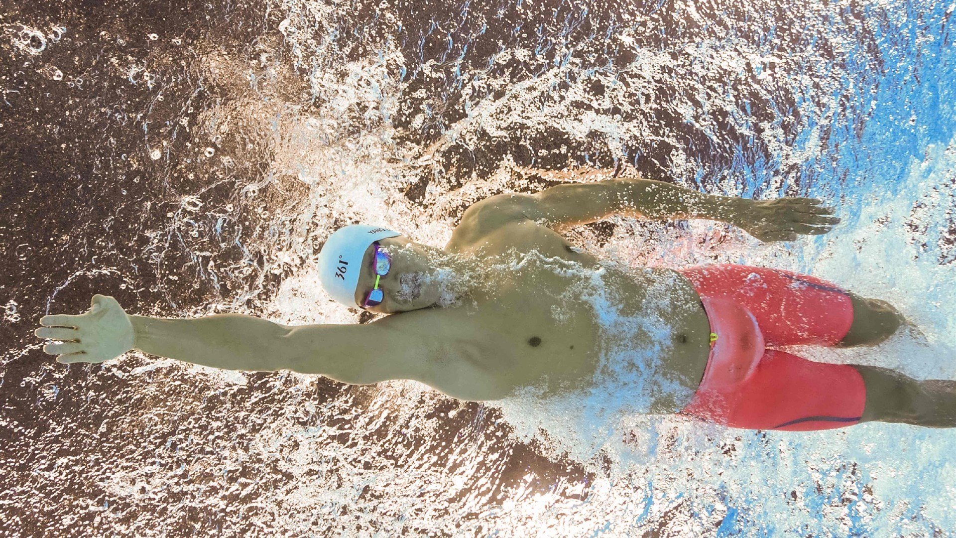 F1年度争冠之夜，特奥关键进球定乾坤，当赛道轰鸣与绿茵呐喊同频