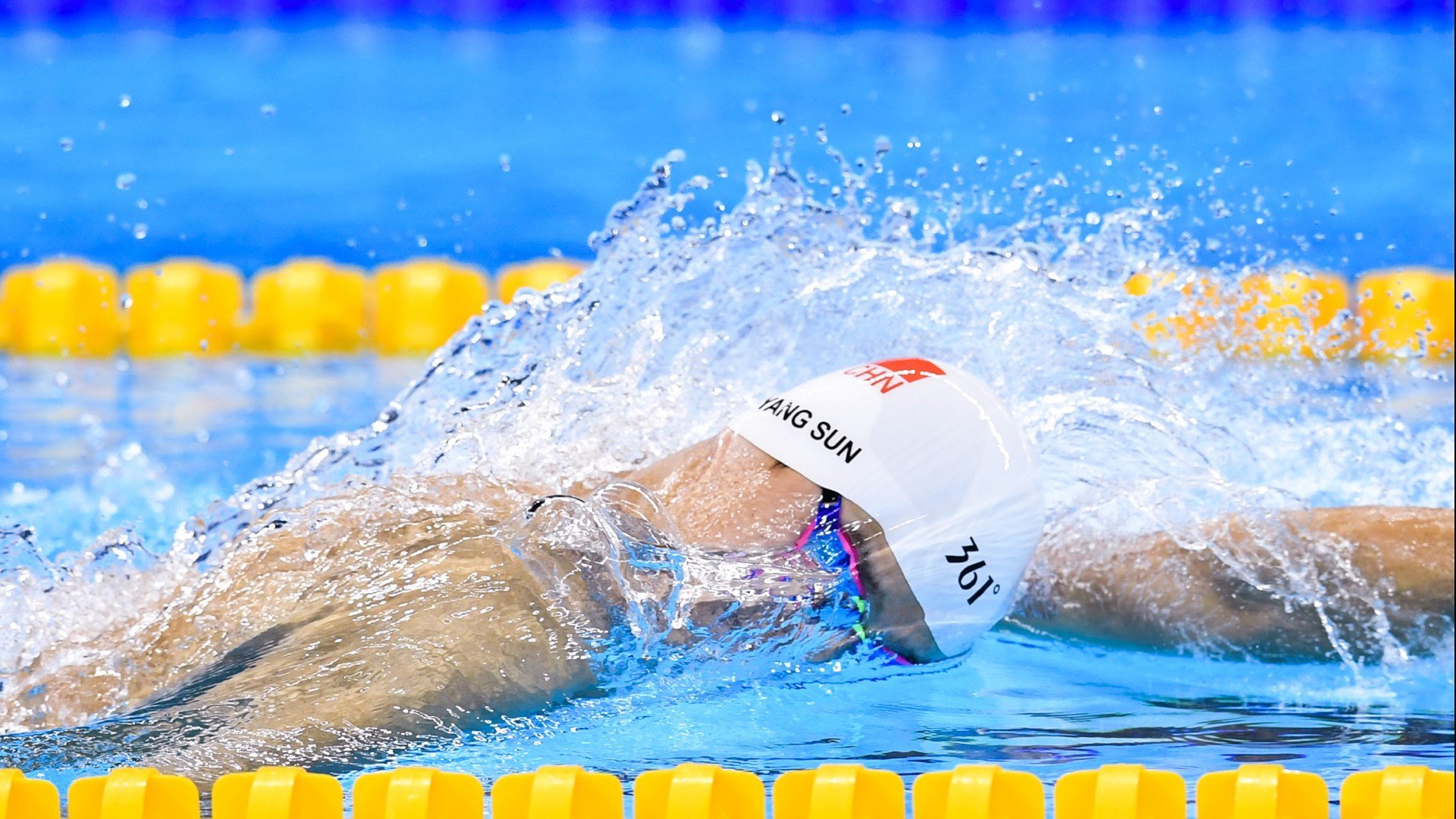 赛道与球场的双重奏，F1街道赛焦点战与勇士淘汰猛龙的胜利哲学